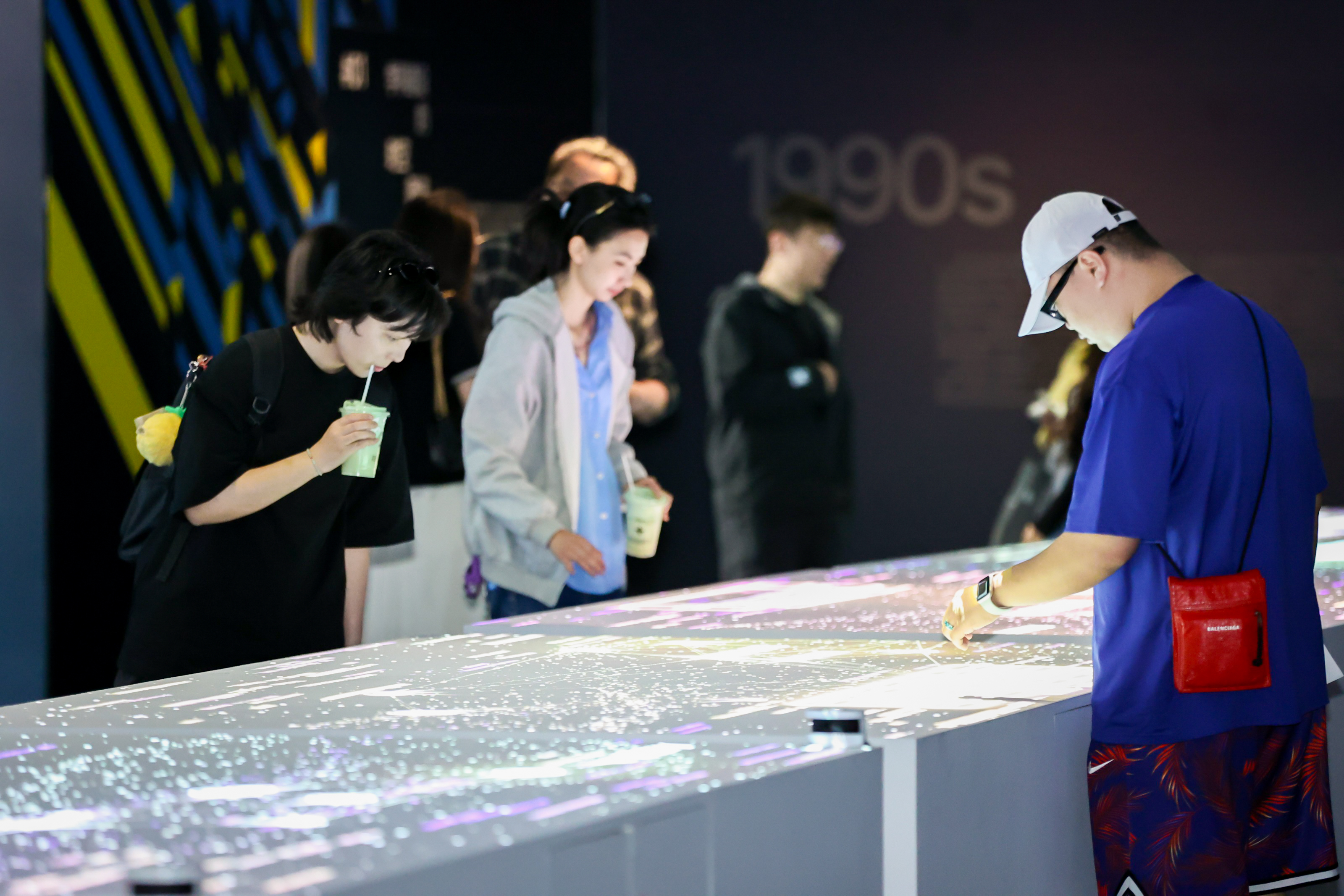 用户在触控桌面上与信息河流互动